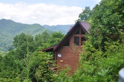 Cloud 10 Mountaintop Guesthouse - Upscale Mountainside Cabin with Hot Tub, Pool Table, 4 HD TVs, Wi-Fi and More! Close to rafting, hiking, and fishing 