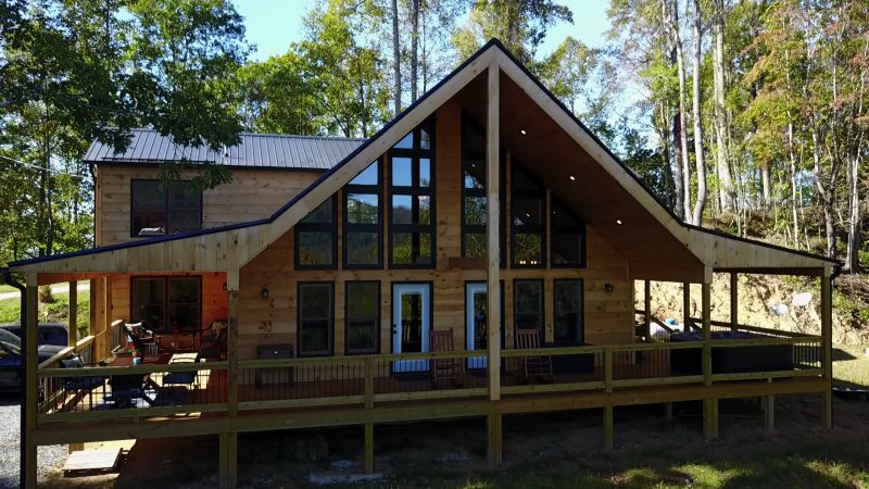 Large Mountain Side Cabin Rental with Amazing Views