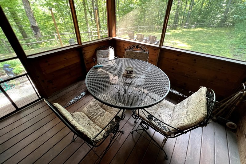 Gentle Bear Lookout -2 Bedroom and 2 Bath - Cozy Interior with Modern Amenities