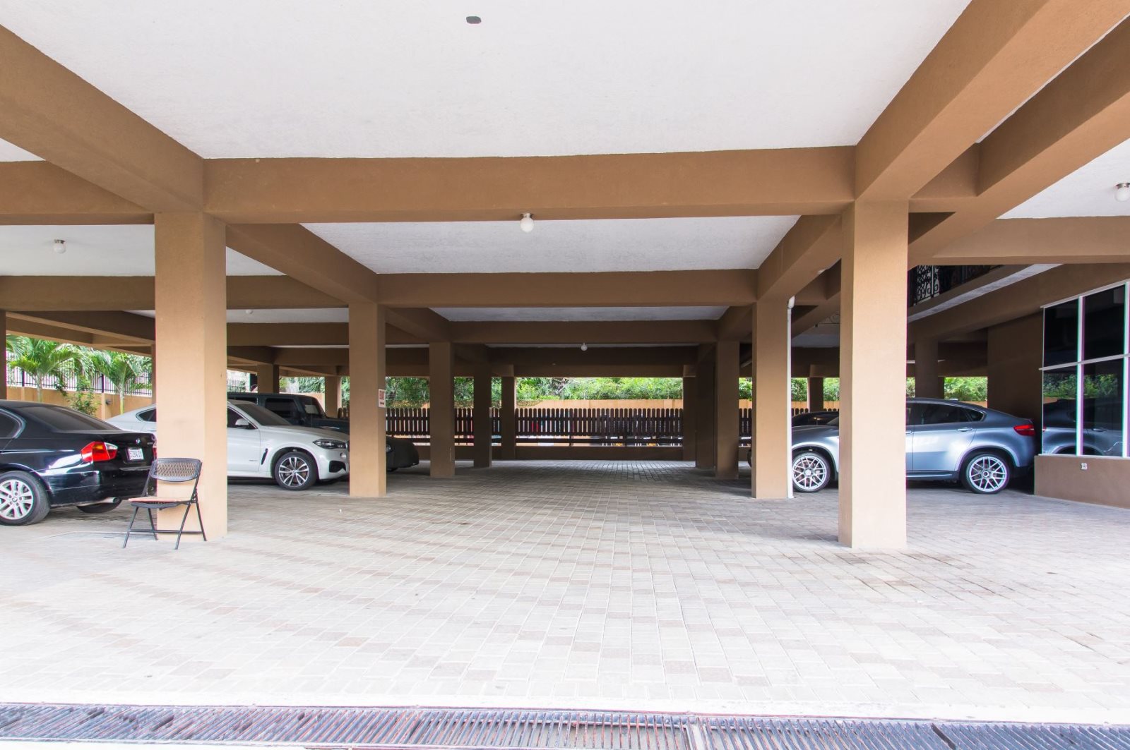 Kingston Jamaica Executive Vacation Rental Parking