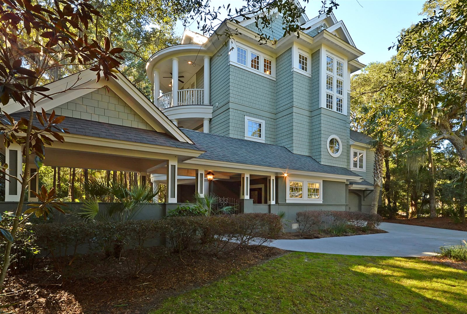 31 Burroughs Hall, Located in the exclusive Vanderhorst Plantation on