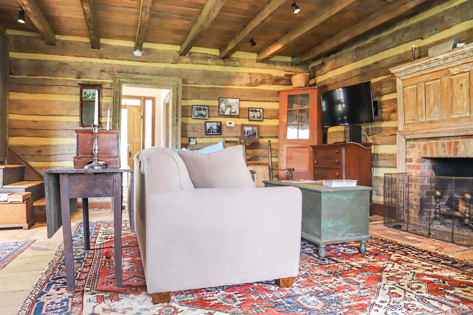 Emily's Cabin Beautifully Restored 1827 Cabin on 85 acres Lake