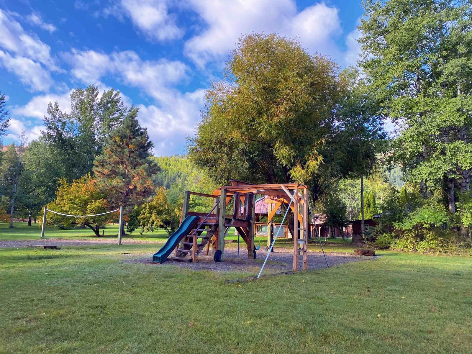 Methow River Lodging on ski trail Winthrop WA cabin rentals Hot tub