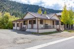 Cozy cabin just a short distance from June Lake, pet friendly