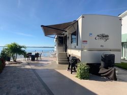 Gorgeous Riverfront Lot Accomodates up to 45ft RV WIFI