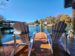 Livin' the Lake Dream- Sleeps 8- Pet Friendly with Fire Pit