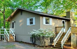 Papa Don's Place-Waterfront home on Smith Mountain Lake with 3 bedrooms and 2 baths