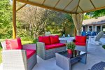 Lounge area near the hot tub 