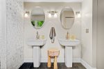 Double sink area in the full bathroom en suite 