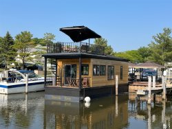 Shoreside Haven - Floating Cottage (TFC#2)- Resort Style amenities, water views and Pool