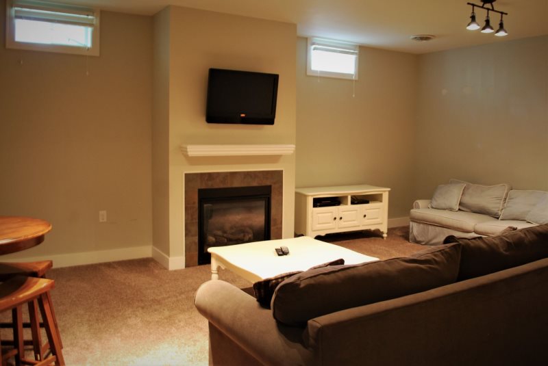 Luxury Vacation Property For 16 Guests Near Beaches Of Lake