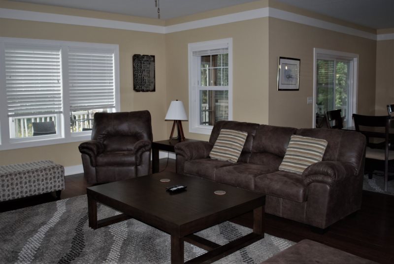 Luxury Vacation Property For 16 Guests Near Beaches Of Lake