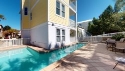  Charming Retreat in Frangista Beach! Private L-Shaped Pool, Pet Friendly, Just 1 Yard to the Private Beach Access!