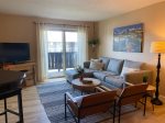 Gorgeous, renovated condo, close to world class ski resorts, on free bus route, walk to hiking trails