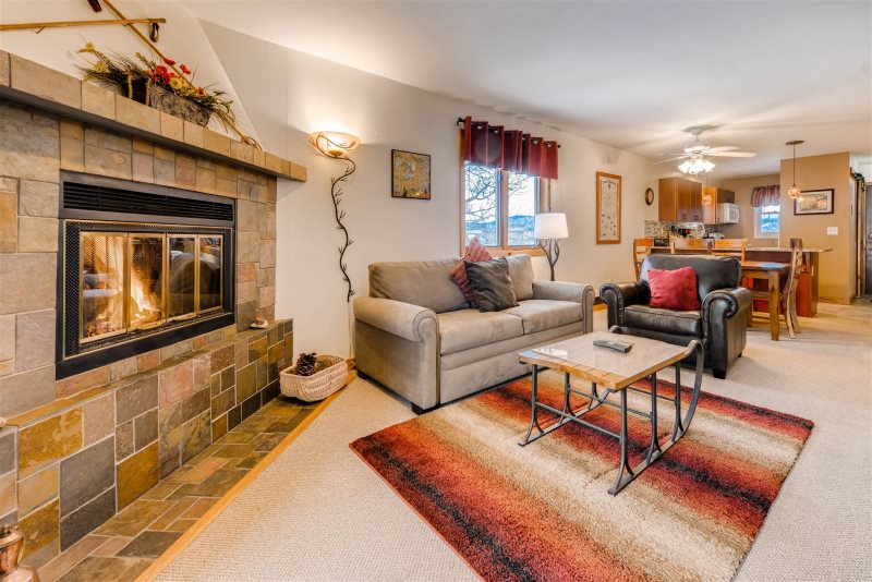 Woodbridge 215 2br Inium Colorado Rocky Mountain Resorts The Living Room Is Equipped With A Gas Fireplace To Stay Warm Next On Those Cold Winter Days