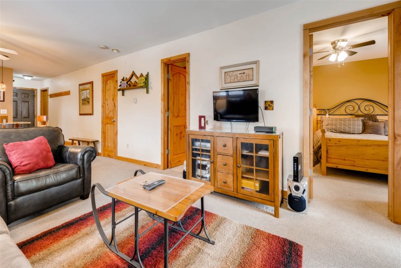 Woodbridge 215 2br Inium Colorado Rocky Mountain Resorts The Living Room Is Equipped With A Gas Fireplace To Stay Warm Next On Those Cold Winter Days