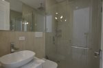 En-suite bathroom for queen beachfront bedroom