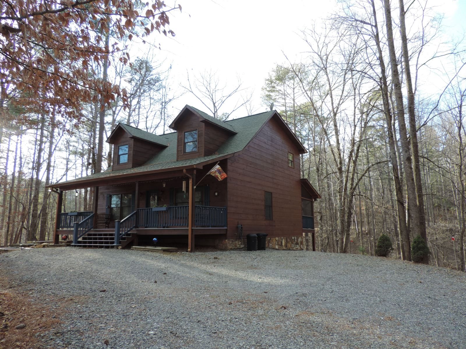Ellijay Cabin rentals in the Coosawattee River Resort. 2 Bedroom, 2 Full baths with Screened in