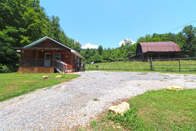 scheuren dief Bot Affordable One Bedroom Cabin on Farm in Bryson City, NC.