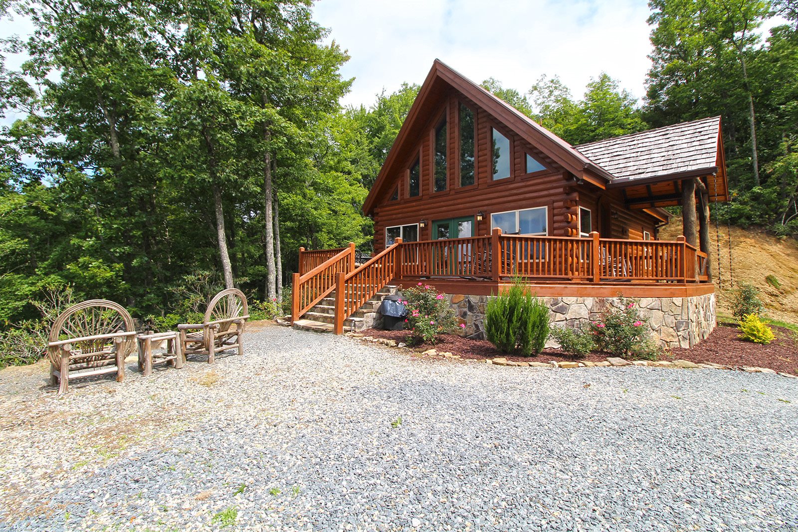 Three Bedroom Custom Cabin with Outstanding Views near Bryson City, NC