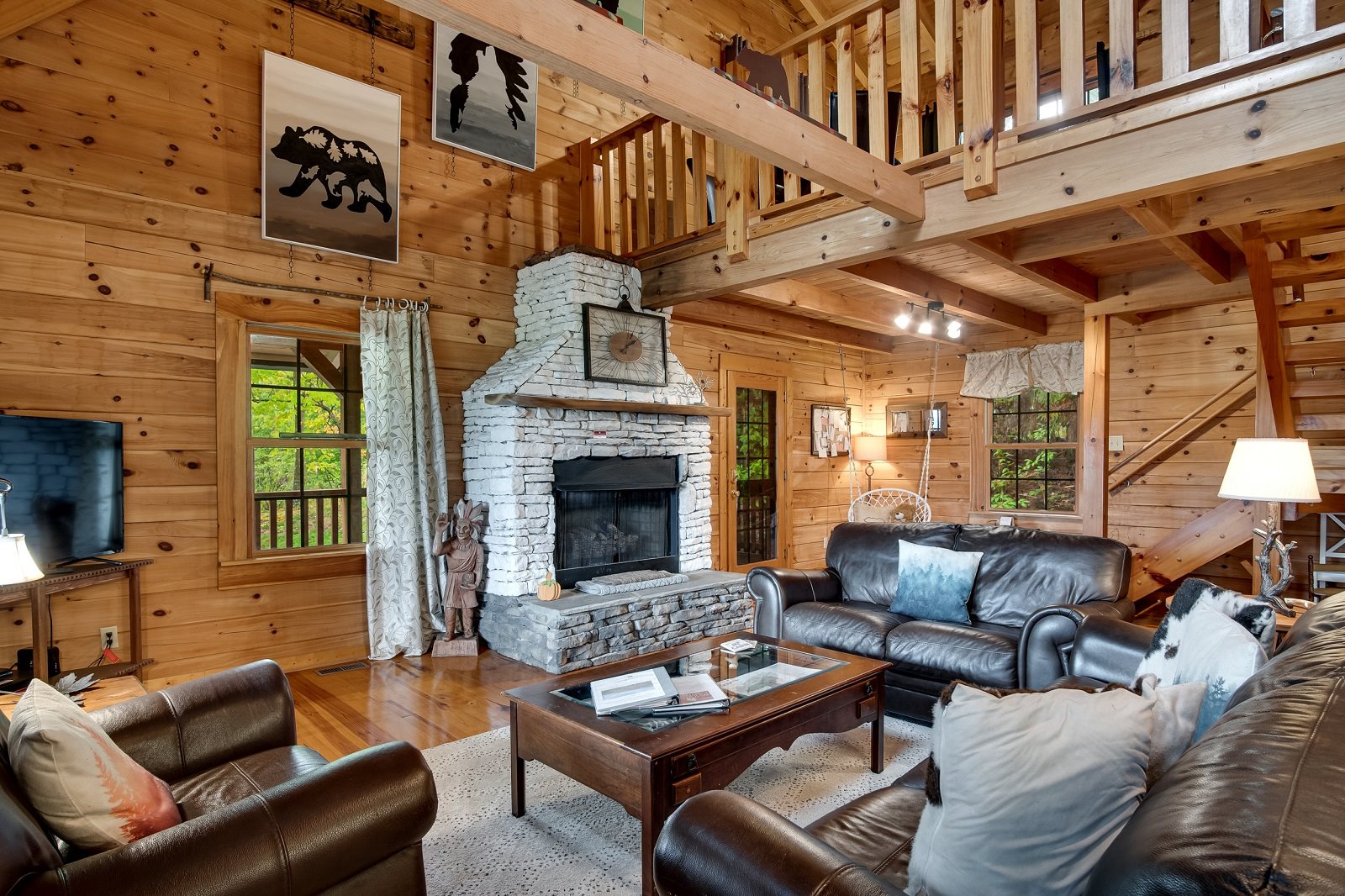 Secluded Two Bedroom Log Cabin with Beautiful Views