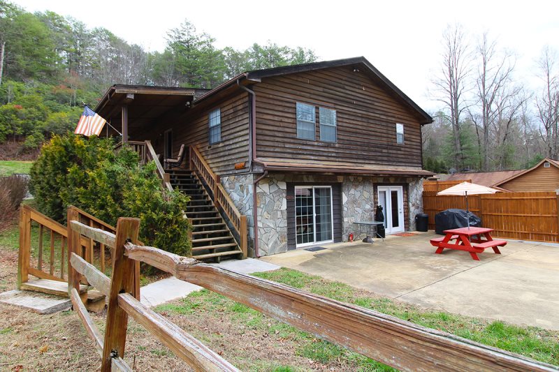 Four Bedroom Two Bath Cabin Rental For Large Groups