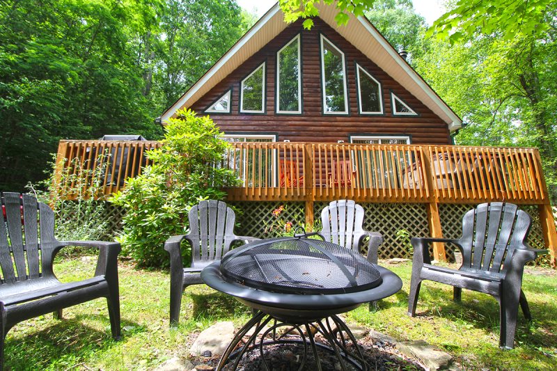 Two Bedroom Two Bath Secluded Log Home With Hot Tub And Game Room