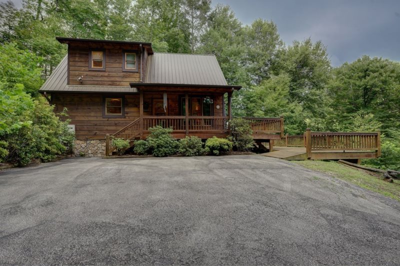 Two Bedroom Log Cabin with River and Mountain Views near Bryson City