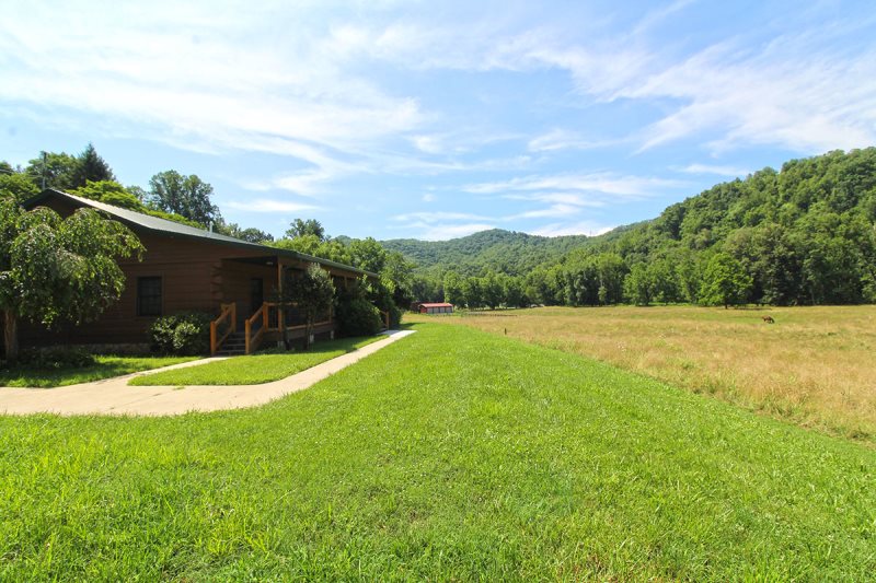 Large Four Bedroom Three Bath Cabin Near Casino In Cherokee Nc