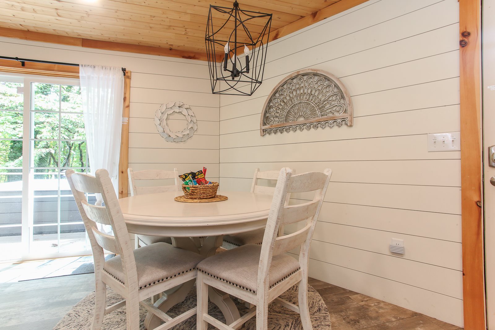 Beautiful One Bedroom, Creekside Getaway near Western Carolina