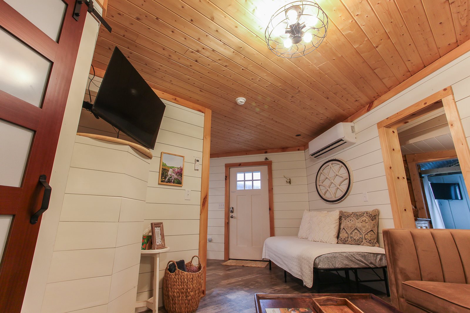 Beautiful One Bedroom, Creekside Getaway near Western Carolina