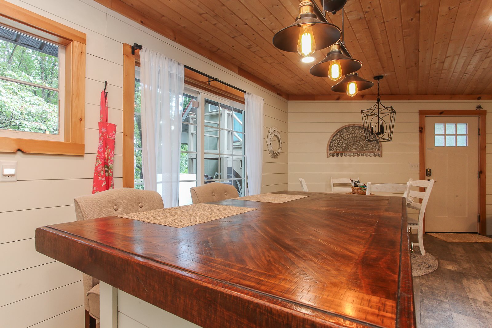 Beautiful One Bedroom, Creekside Getaway near Western Carolina