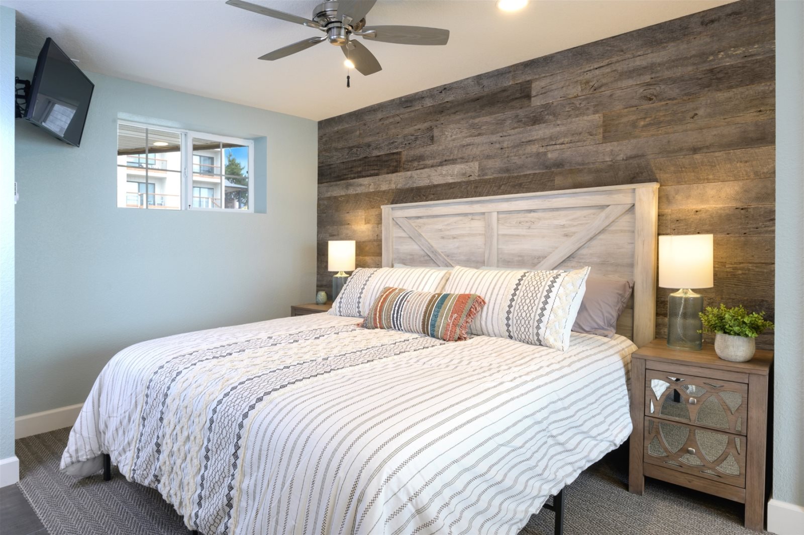 Oregon Coast Vacation Corner Studio l Blue Pacific Rental