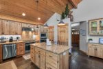 Black Bear Lodge, Gorgeous Vaulted Ceilings and Floor to Ceiling Views