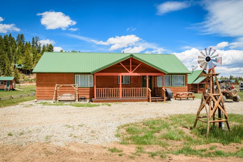 Single Story Cabin In The Heart Of Duck Creek Village Bbq Out Front