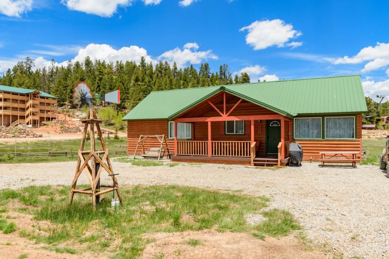 Single Story Cabin In The Heart Of Duck Creek Village Bbq Out Front