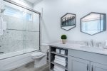 Private en-suite with tub/shower combination
