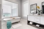 3rd Floor King Master En-Suite