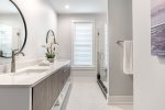 4th Floor King Master En-Suite