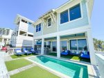 Private pool with private access to the beach