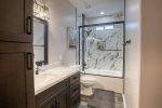 Guest Mastersuite Bathroom