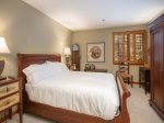 Bedroom W/Queen Bed 