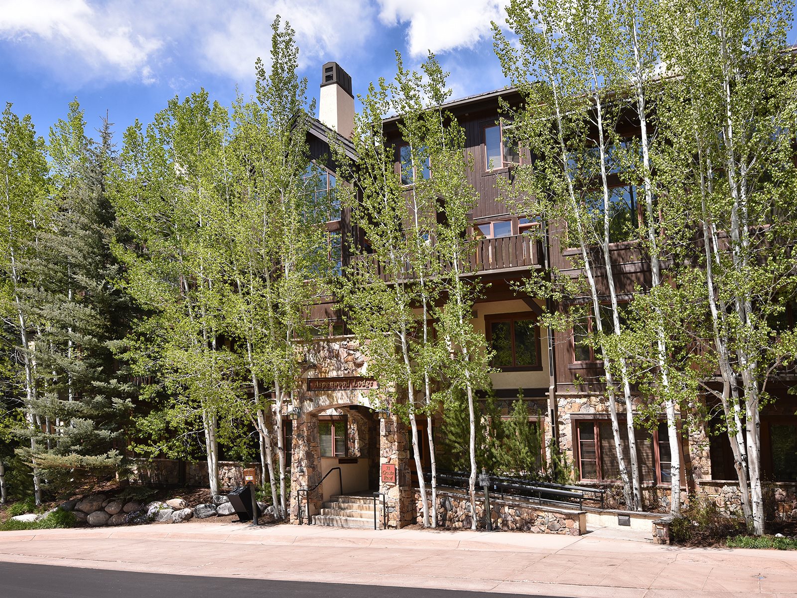 Arrowhead Village SkiIn SkiOut Condo Rental 104 Aspenwood Lodge