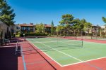 Oak Creek Estados has lovely communal gardens and tennis courts