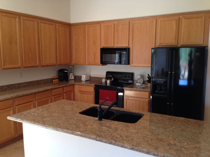 Doctype Html Public W3c Dtd 4 0 Transitional En Kitchen Wit Double Sink Microwave Gl Top Electric Range Side By Refrigerator