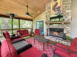 Hummingbird Hill - Minutes from Main Street with Outdoor Fireplace