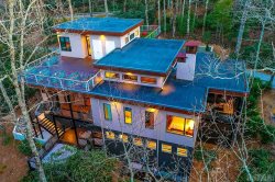Whispering Pines - Exquisite Modern Home with Hot Tub & Guest Suite