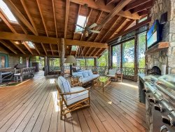 Montevideo - Spectacular Family Retreat With Covered Deck & Outdoor Fireplace