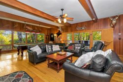 Colonel Webers Lodge, 5 Sleeping Areas, 3 baths, Hot Tub, FP, Accessible, Pet Friendly!