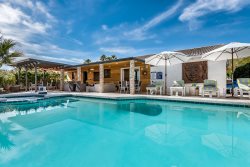 UPDATED MODERN COMFORTABLE DESERT RETREAT